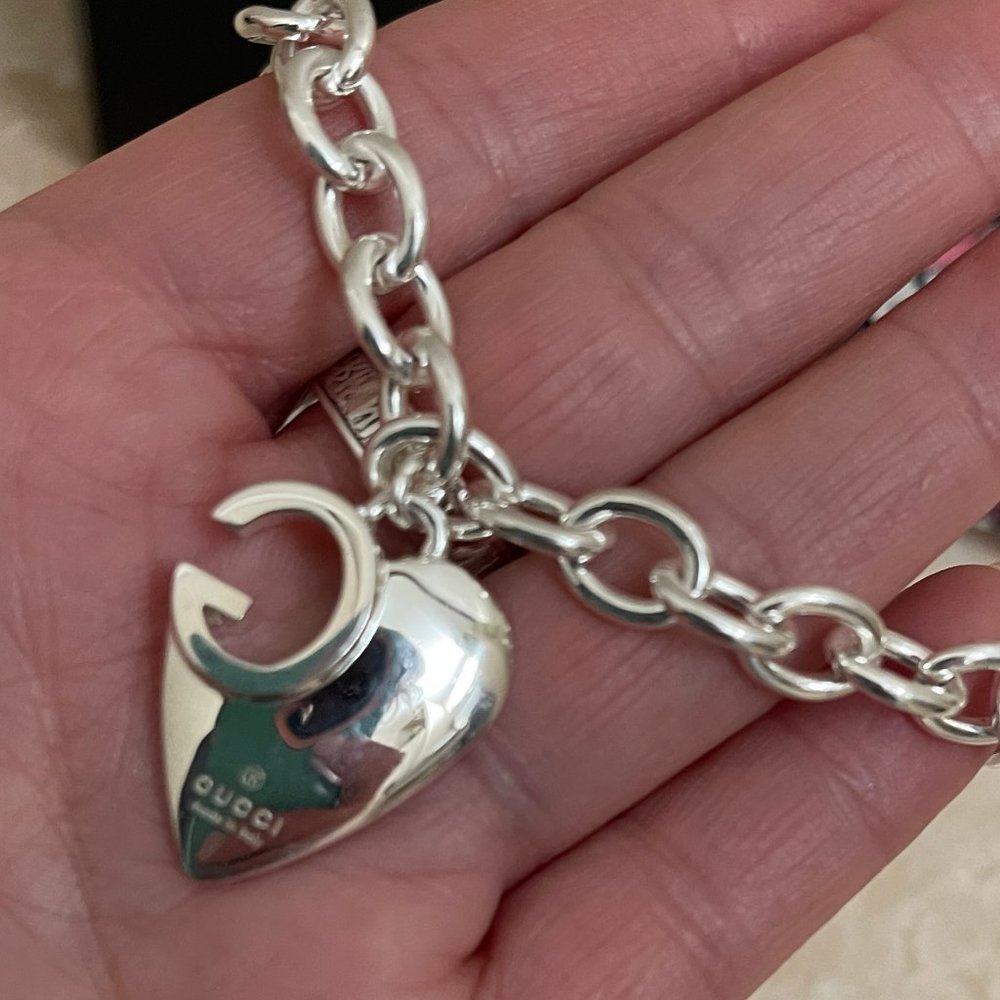 NWT Auc Gucci Charlotte Heart Charm G Silver Bracelet - Picture 2 of 8